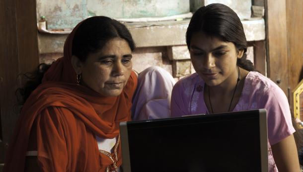 2 women looking at a laptop